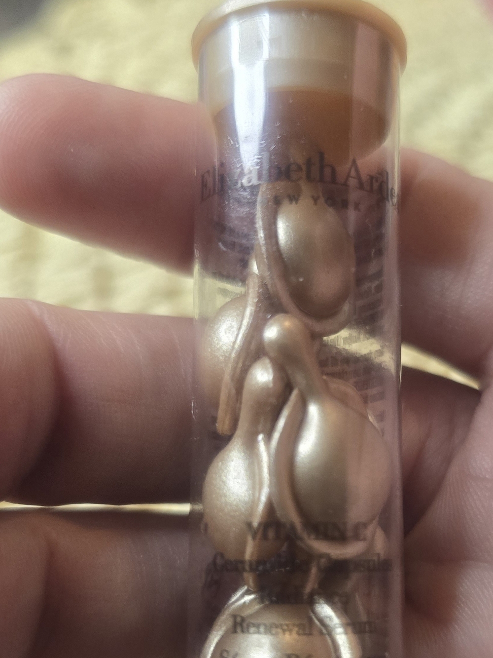 Elizabeth Arden Serums Hyaluronic Acid, Vitamin C, and Advanced Ceramide - Picture 5 of 7